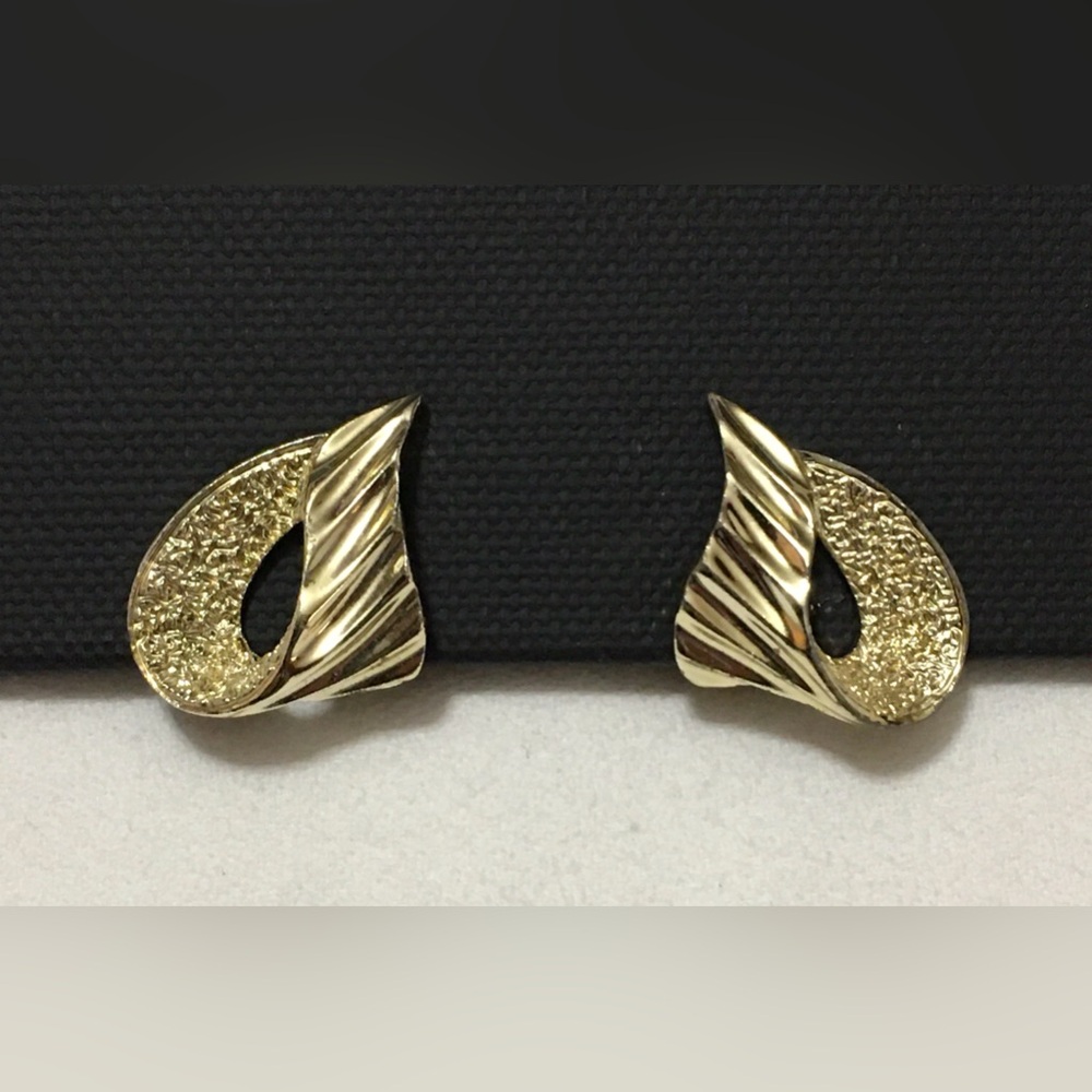 NOS Vtg 1971 RIBBONETTE Textured Sarah Coventry CLIP Earrings Goldtone D Leaf